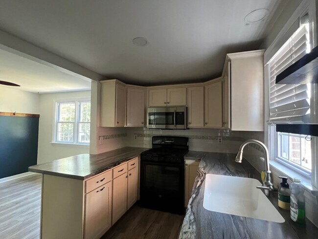 Building Photo - Coming Soon! Beautiful 3bd 1ba Lancaster semi-detached Home