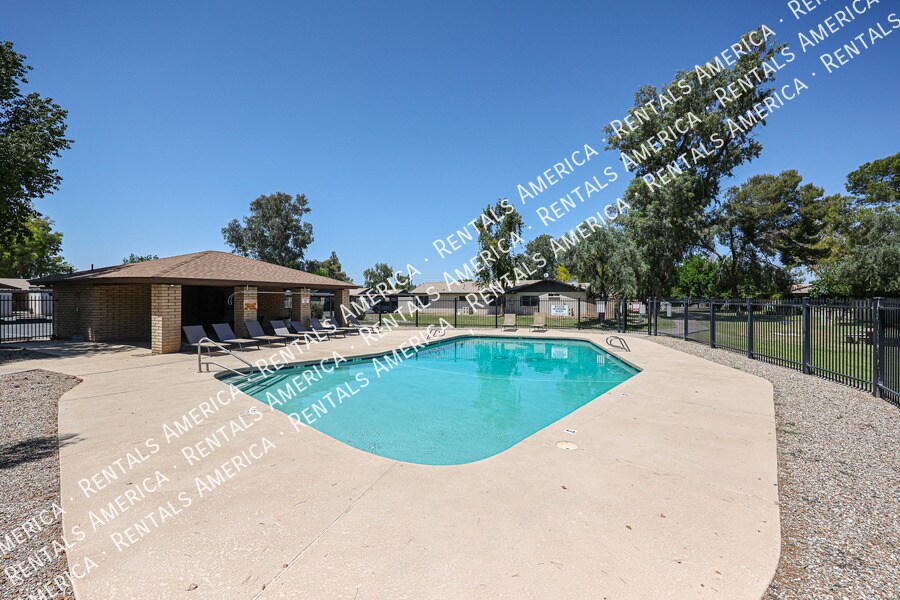 Building Photo - 3333 S Parkside Dr