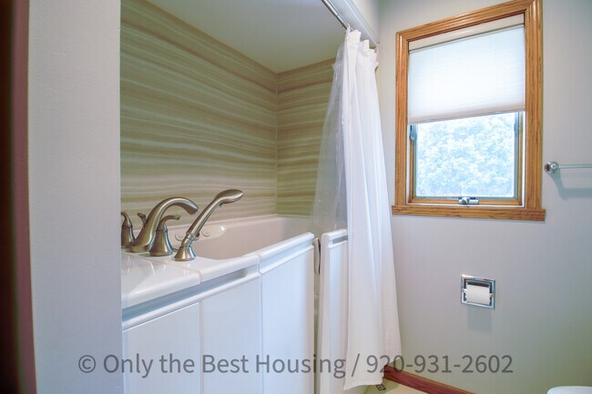Building Photo - N9429 Rosebud Ln