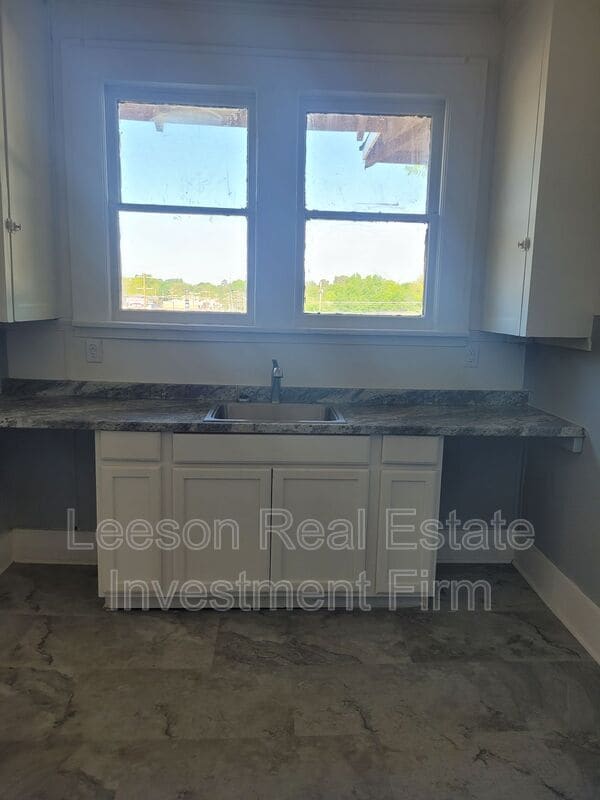 Building Photo - 310 Kings Hwy