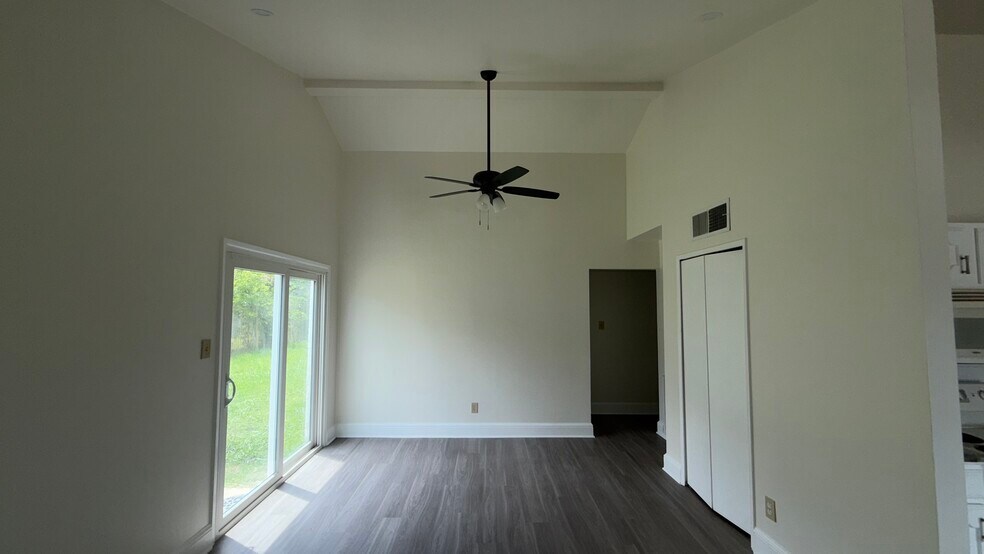 Building Photo - 2122 Sharpshire Ln