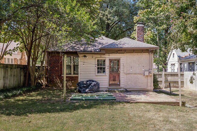Building Photo - 3/2 fully updated with appliances included!