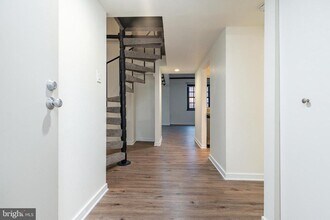 Building Photo - 303 Vine St