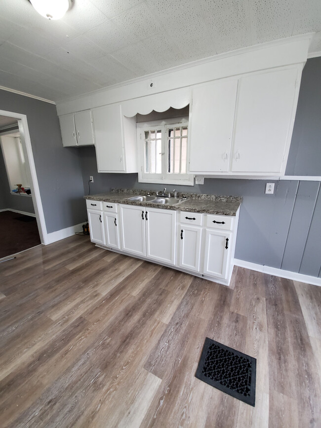 Building Photo - 4 Fuller Place