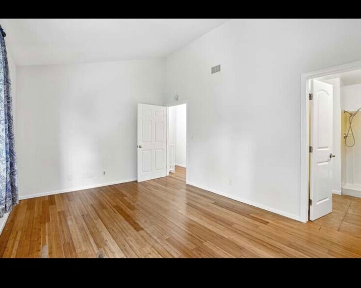 Building Photo - 15210 Shadybend Dr