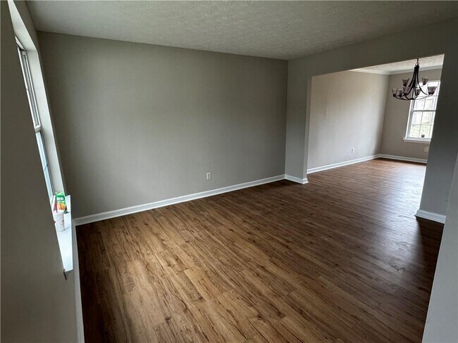 Building Photo - 2463 Meadow Spring Dr