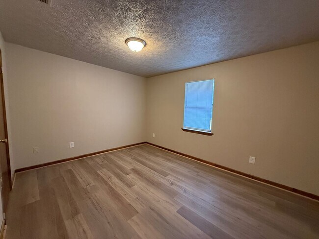 Building Photo - 101/103 Cooper Springs Ct