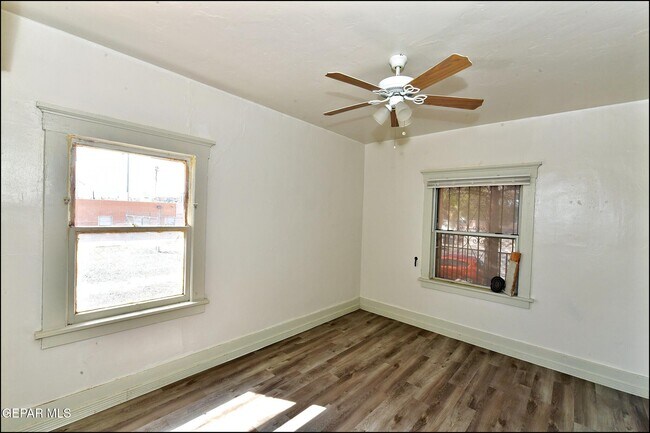 Building Photo - 2526 Yandell Dr