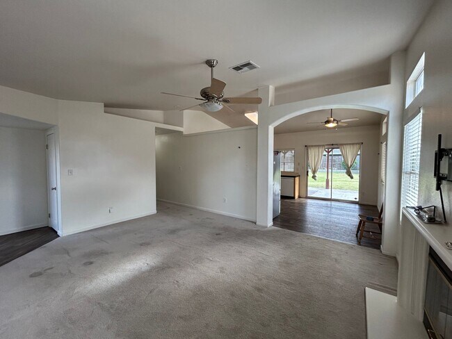 Building Photo - Beautiful NW home w/ SOLAR! 3bd+2ba $2,400!!