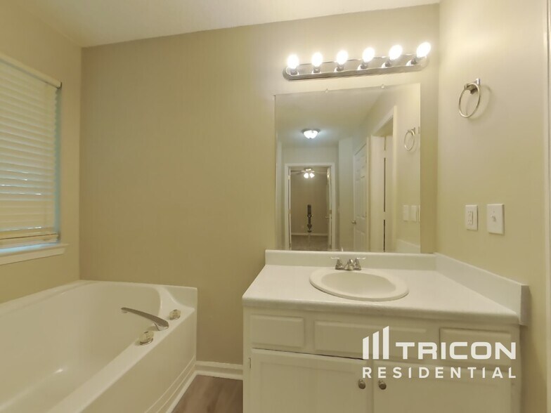 Building Photo - 215 Winterville Dr