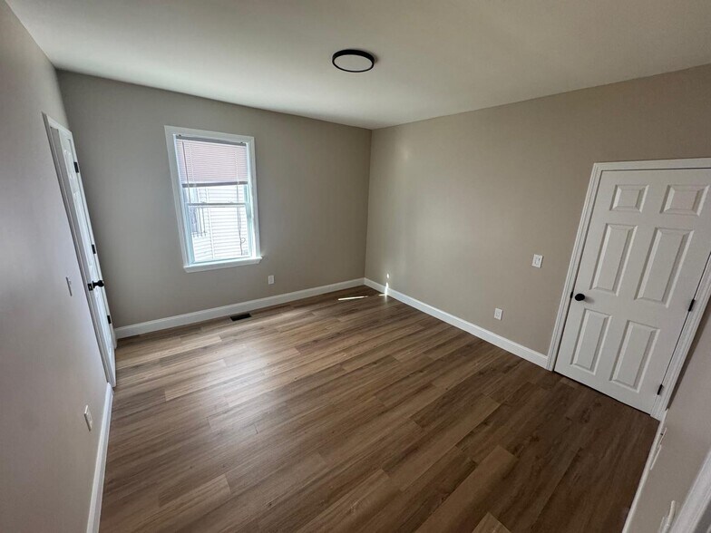 Building Photo - 33 Linwood Ave