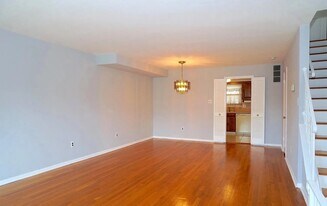 Building Photo - 945 Elm Rd