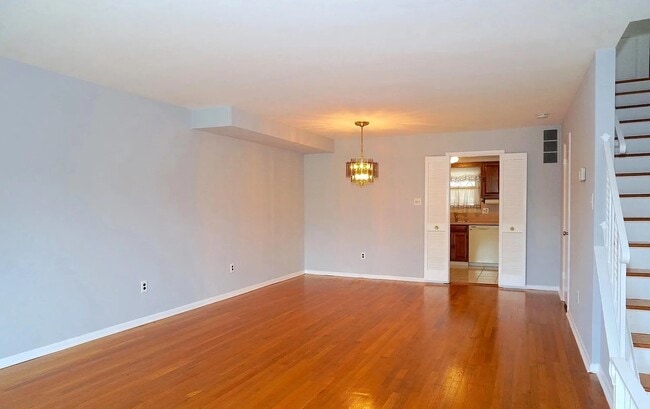 Building Photo - 945 Elm Rd