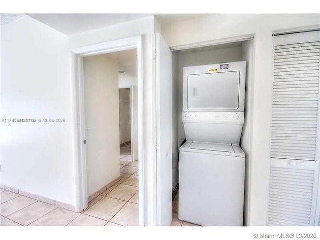Building Photo - 2475 Brickell Ave