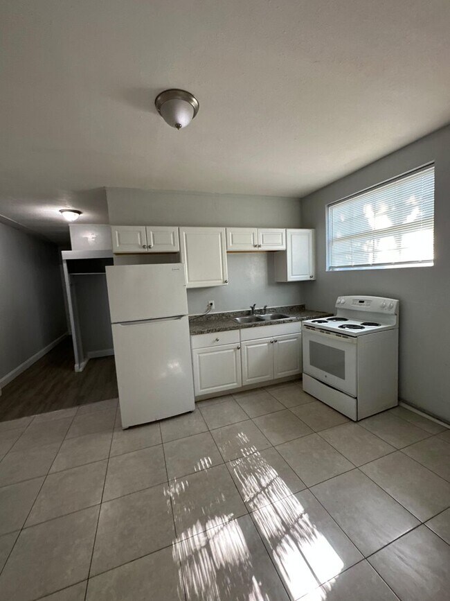 Building Photo - Fully Renovated 2/1-Single Family  Available for Immediate Rent!