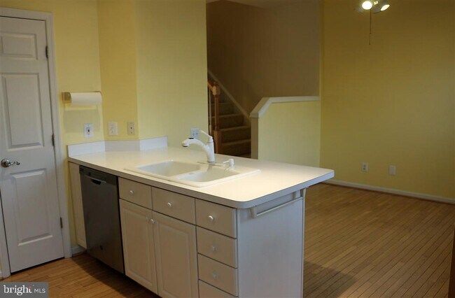 Building Photo - 7507 Lamoyne Ct