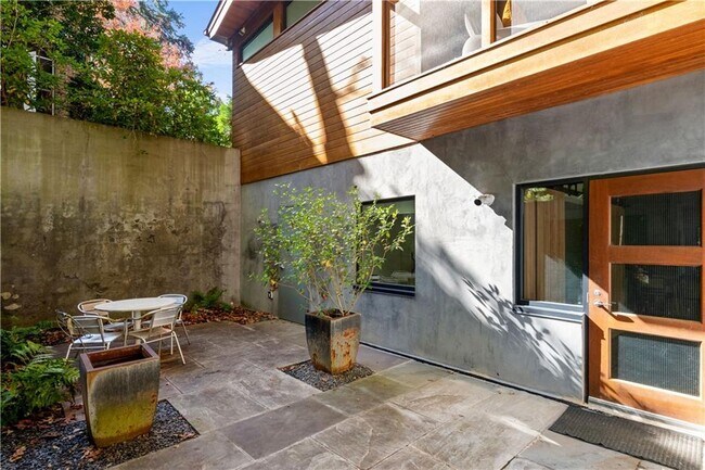 Building Photo - 515 Claire Dr NE