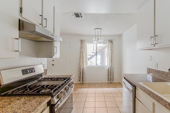 Building Photo - Chatsworth Rent This Now