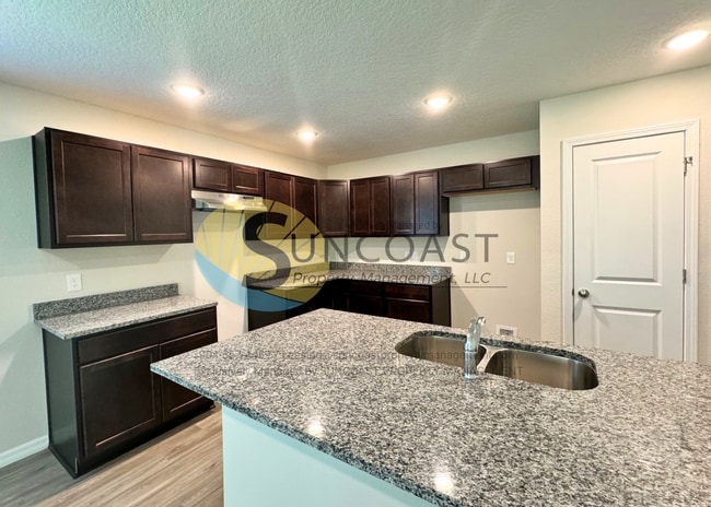 Building Photo - Luxury Home & Free to Apply!