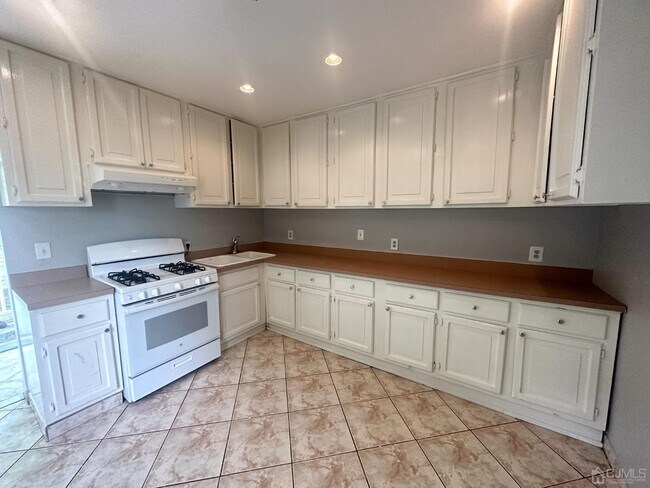 Building Photo - 348 Front St