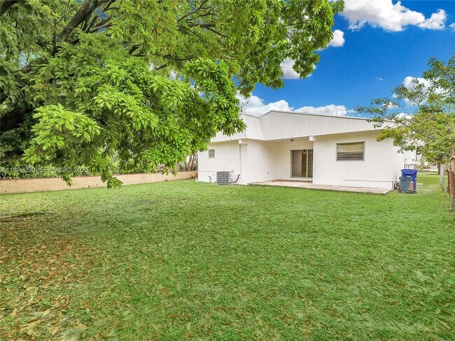 Building Photo - 1109 Biarritz Dr