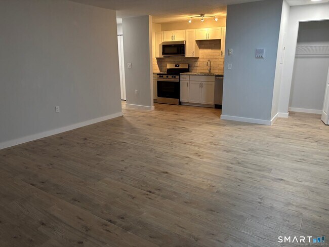 Building Photo - 82 Longview St