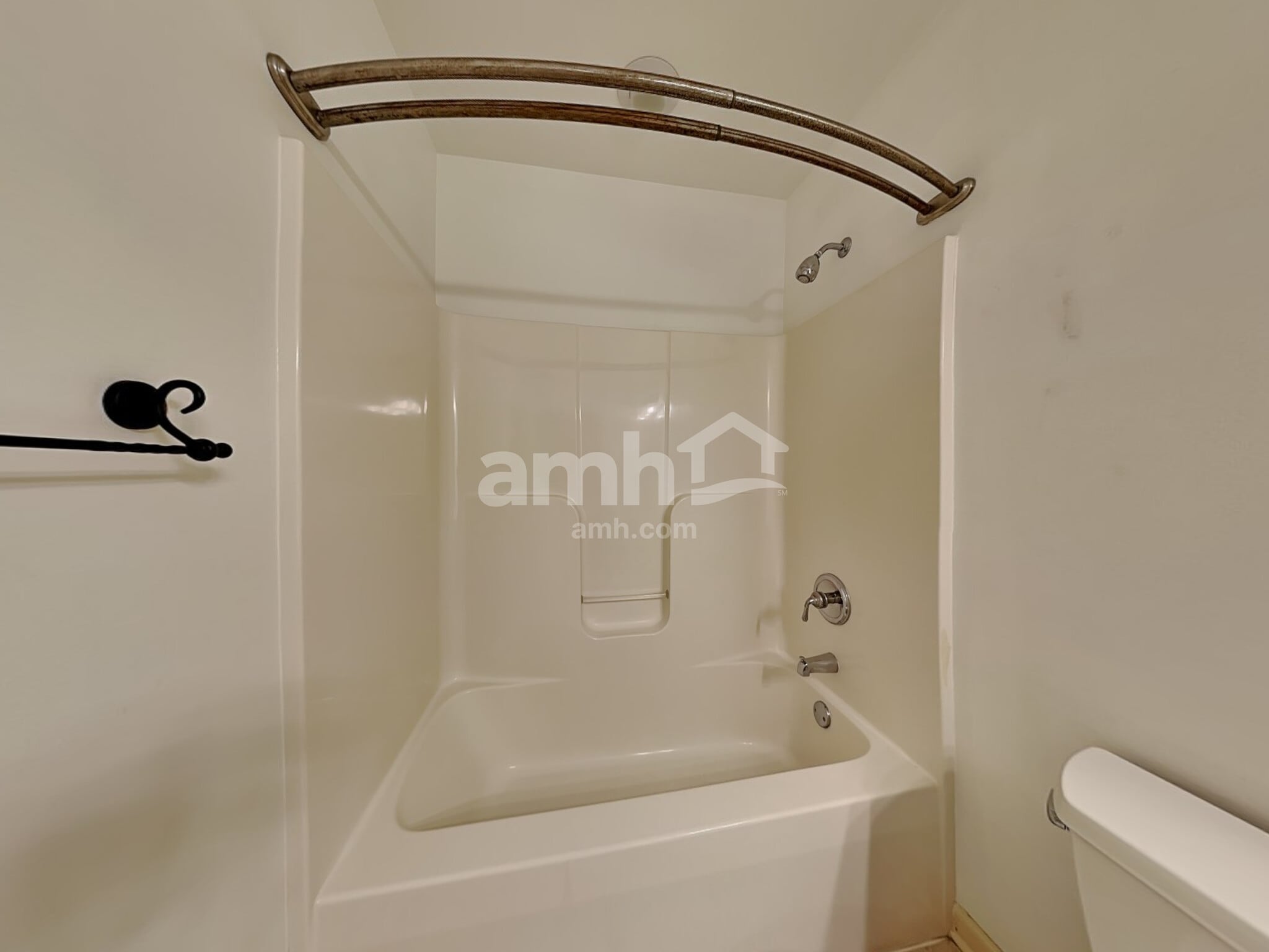 Building Photo - 576 N River St