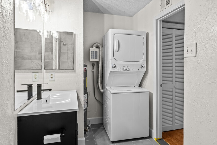 Building Photo - 3350 Altamont S