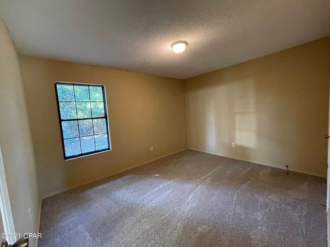 Building Photo - Spacious 3/1 Brick Home in a Low-Traffic c...