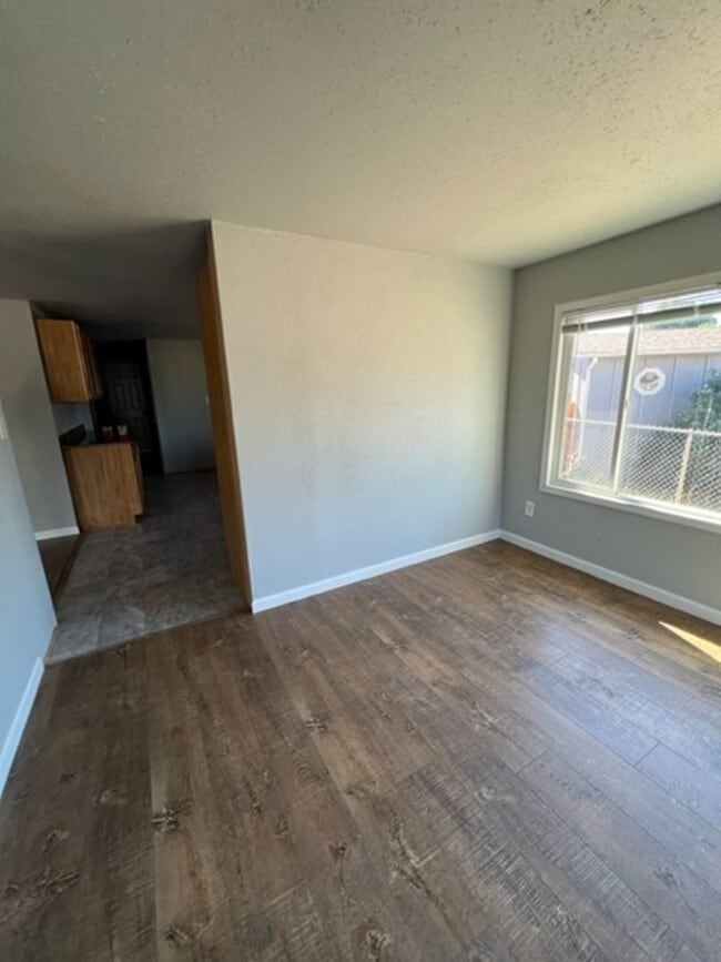 Building Photo - Large 3 Bedroom 2 Bath with Fenced Yard