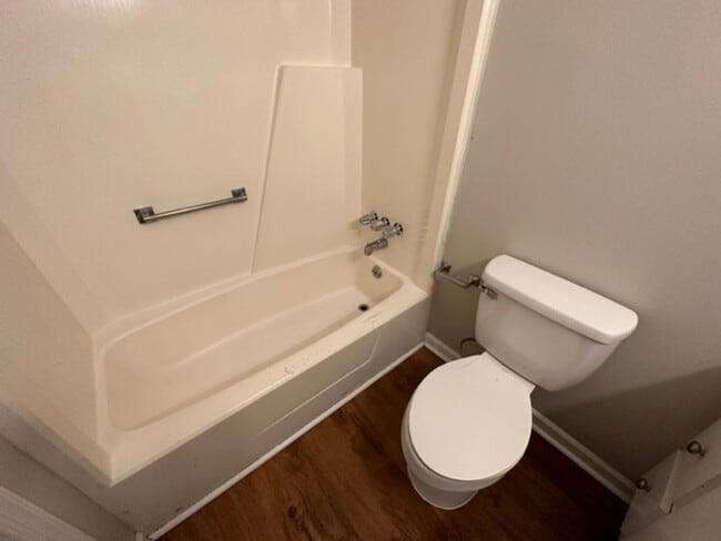 Building Photo - Charming Single Family Home - Convenient l...