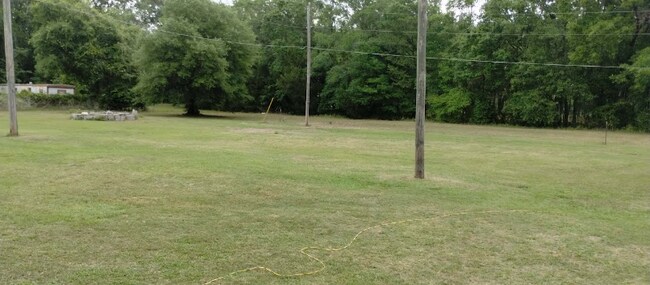 Building Photo - 135 SE Guinevere Ct