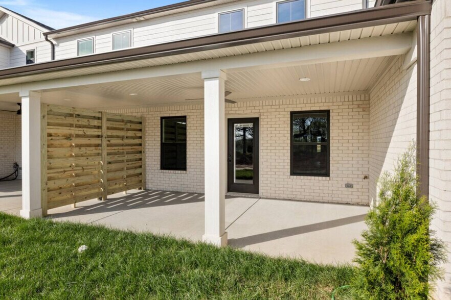 Building Photo - 512 Old Lovers Ln