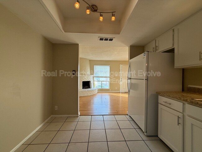 Building Photo - 8010 E Oak St