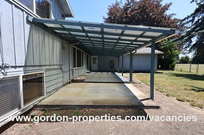 Building Photo - SE Molt St - Milwaukie mid-century split l...