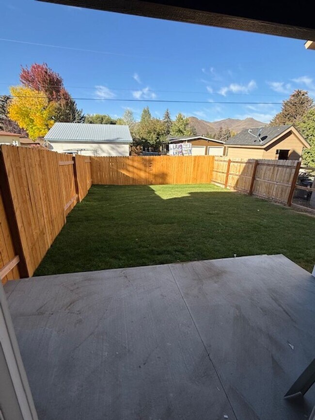 Building Photo - 504 S 5th St