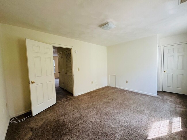 Building Photo - 824 Patrick Henry Dr