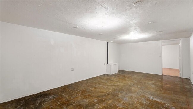 Building Photo - 1527 E Rockwell Ave