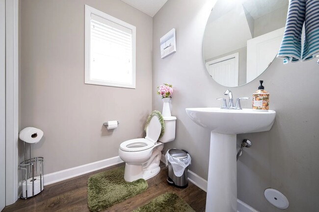 Building Photo - Rare super nice 3 bed end unit townhouse f...