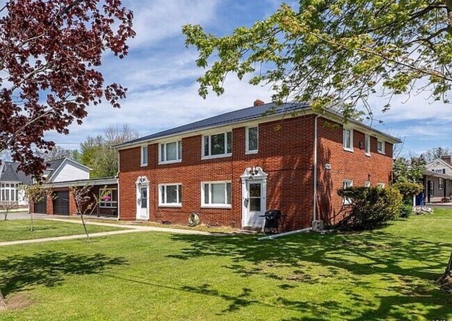 Building Photo - 858 Wehrle Dr