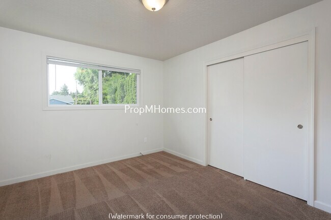 Building Photo - Wonderfully Updated NE Portland Glenfair One Bedroom Apartment w/ Private Patio!