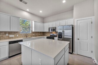 Building Photo - Gorgeous 3 bed 2 Bath detached condo in tr...