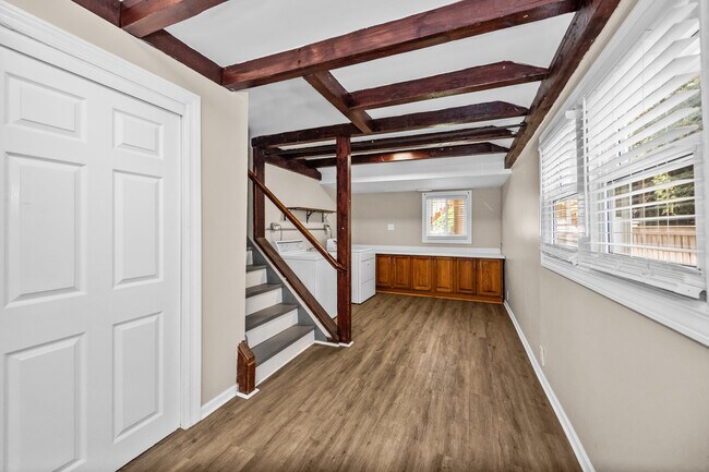 Building Photo - 548 Prairie Ave