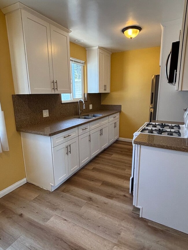Building Photo - Spacious 1 bedroom available now in Long B...