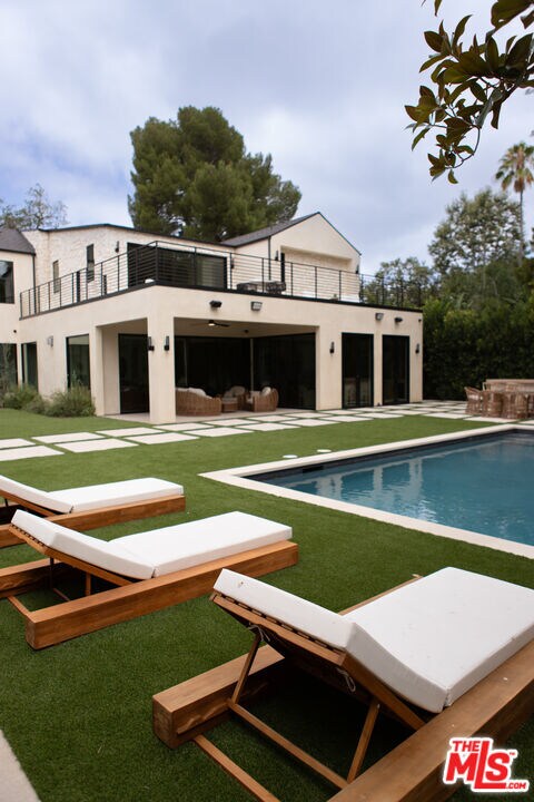 Building Photo - 5064 Encino Ave