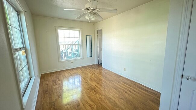 Building Photo - 3821 Woodleigh St