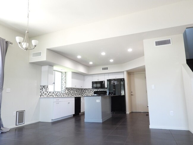 Building Photo - 975 E Park Modern Dr