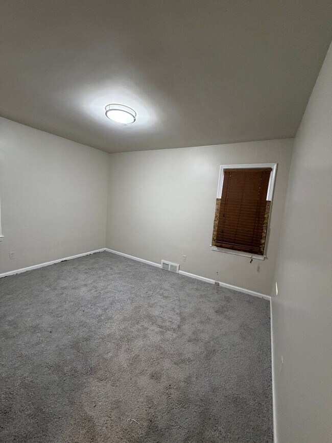 Building Photo - 3 bedroom brick ranch