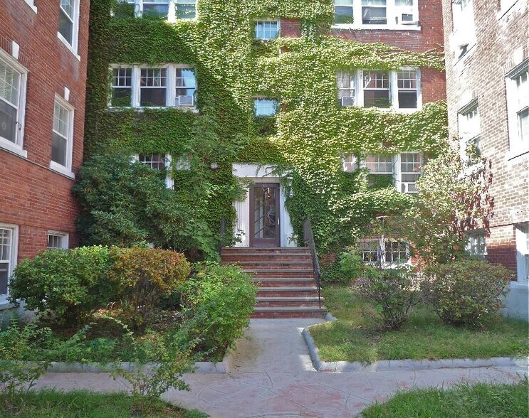 Building Photo - 22 Fairbanks St