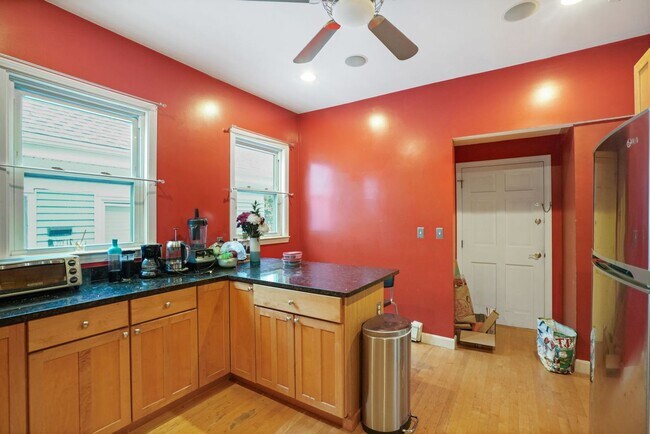 Building Photo - Great Mission Hill 4 bed